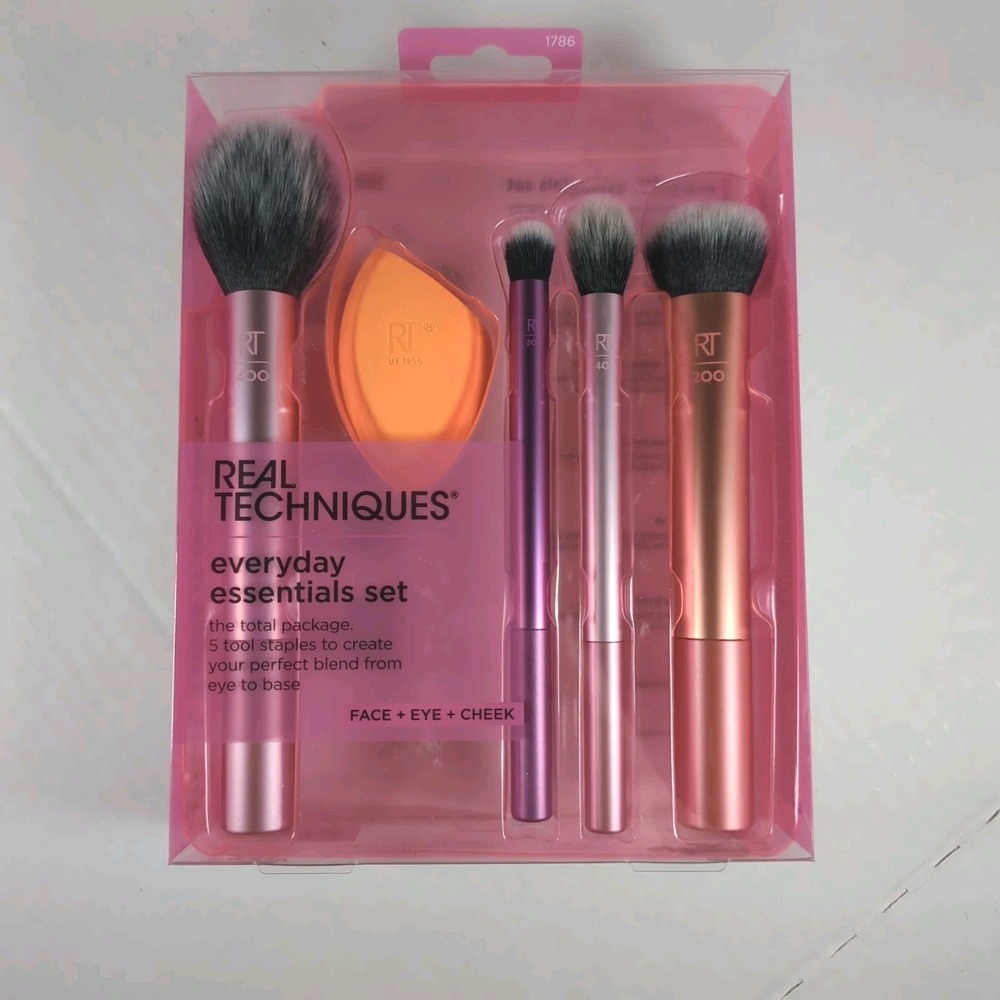 Real Techniques 5 Piece Brush Set, Includes 4 Brushes & Makeup Sponge New Sealed